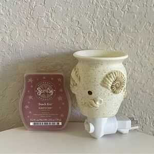 Scentsy Plug In Wax Warmer w/Night Light Seashell Design.